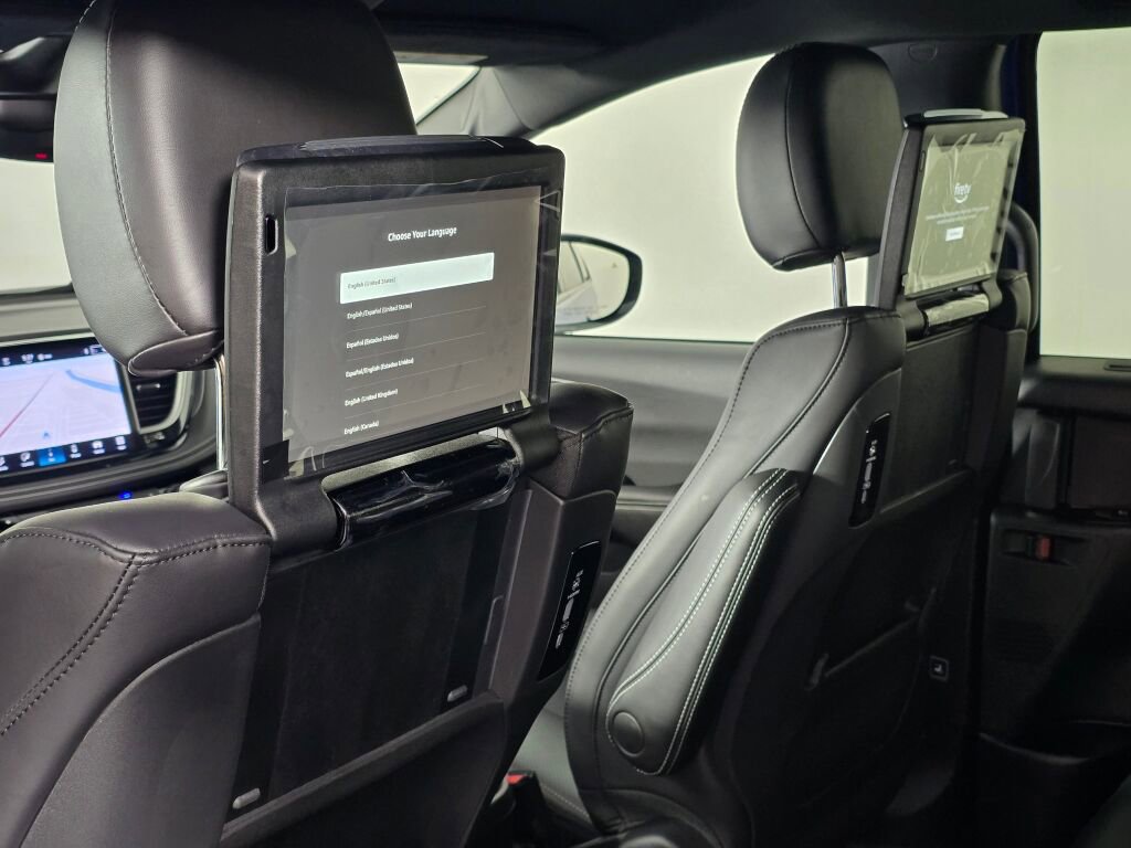New 2026 Chrysler Pacifica Select AWD/4WD image 37