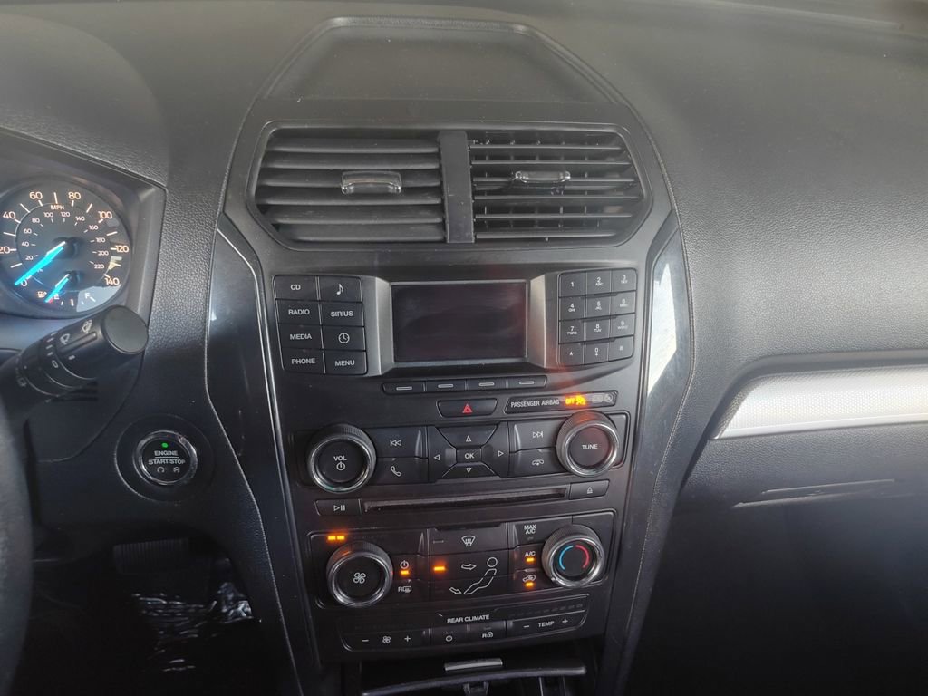 Used 2017 Ford Explorer XLT image 8