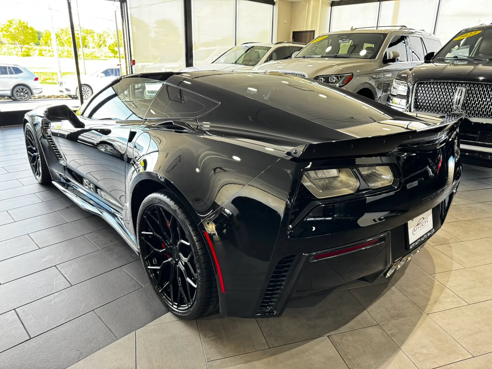 Used 2015 Chevrolet Corvette Z06 w/ 3LZ Preferred Equipment Group RWD image 3