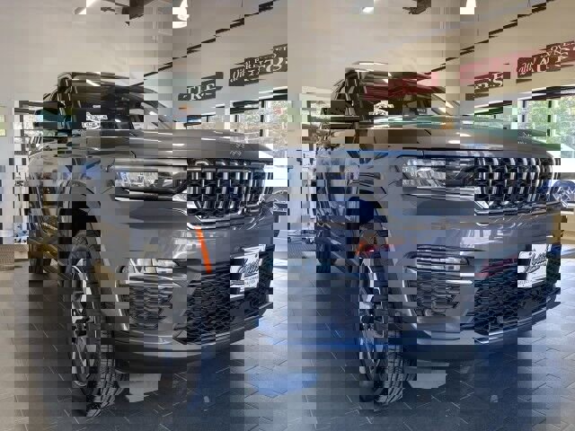 Used 2023 Jeep Grand Cherokee 4WD 4xe w/ Luxury Tech Group II image 4