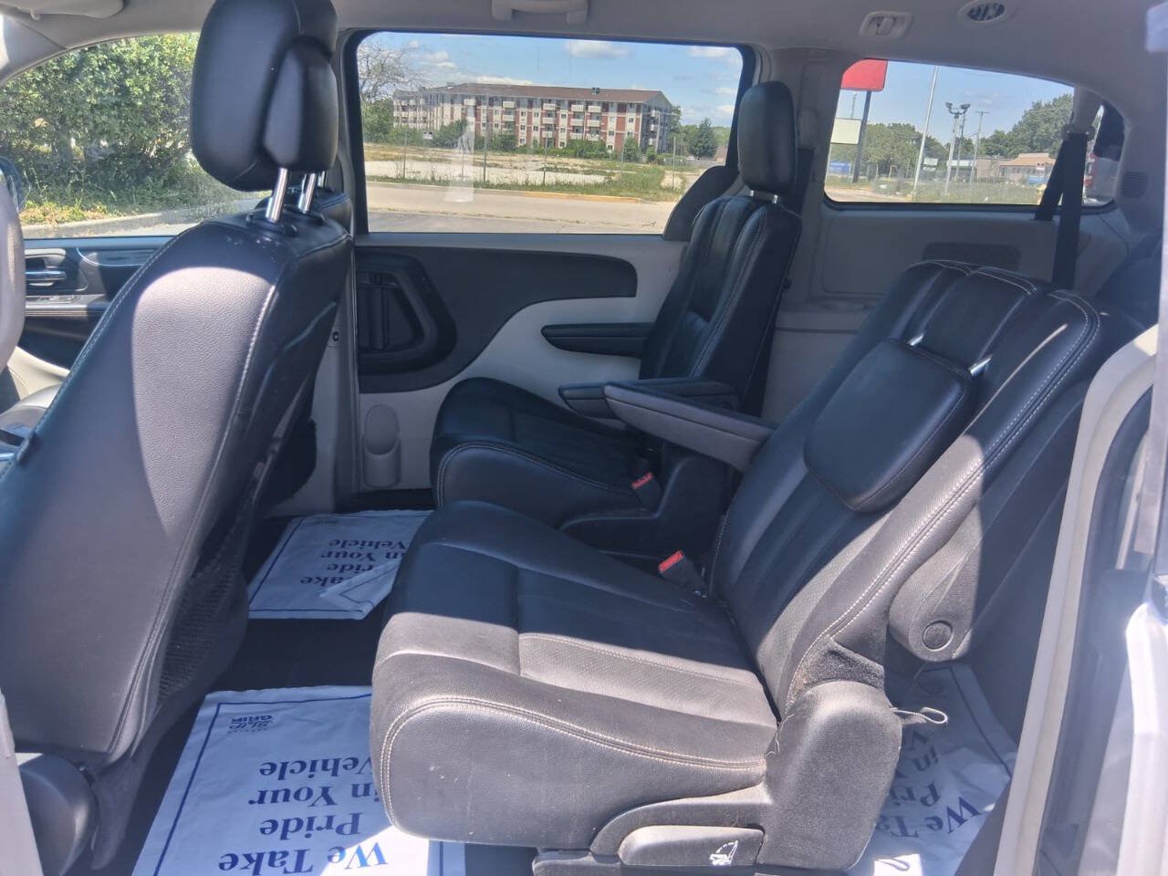 Used 2012 Chrysler Town & Country Touring w/ Entertainment Group #1 FWD image 7