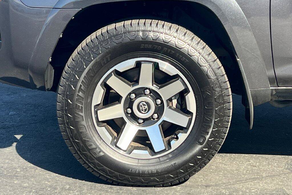 Used 2022 Toyota 4Runner TRD Off-Road AWD/4WD image 25