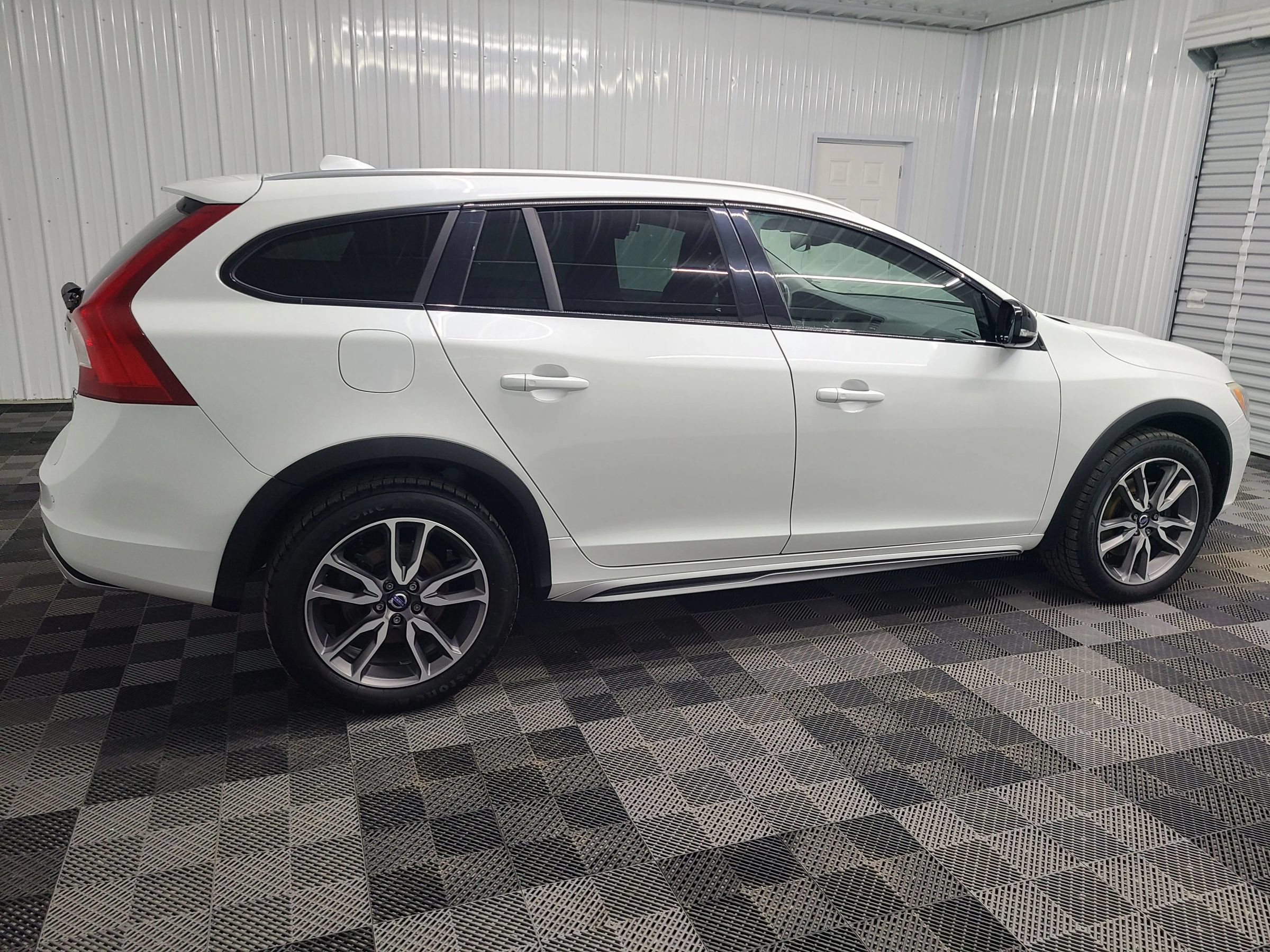 Used 2018 Volvo V60 T5 Cross Country w/ Convenience Package AWD/4WD image 12