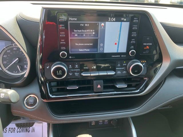 Used 2022 Toyota Highlander XLE AWD/4WD image 17