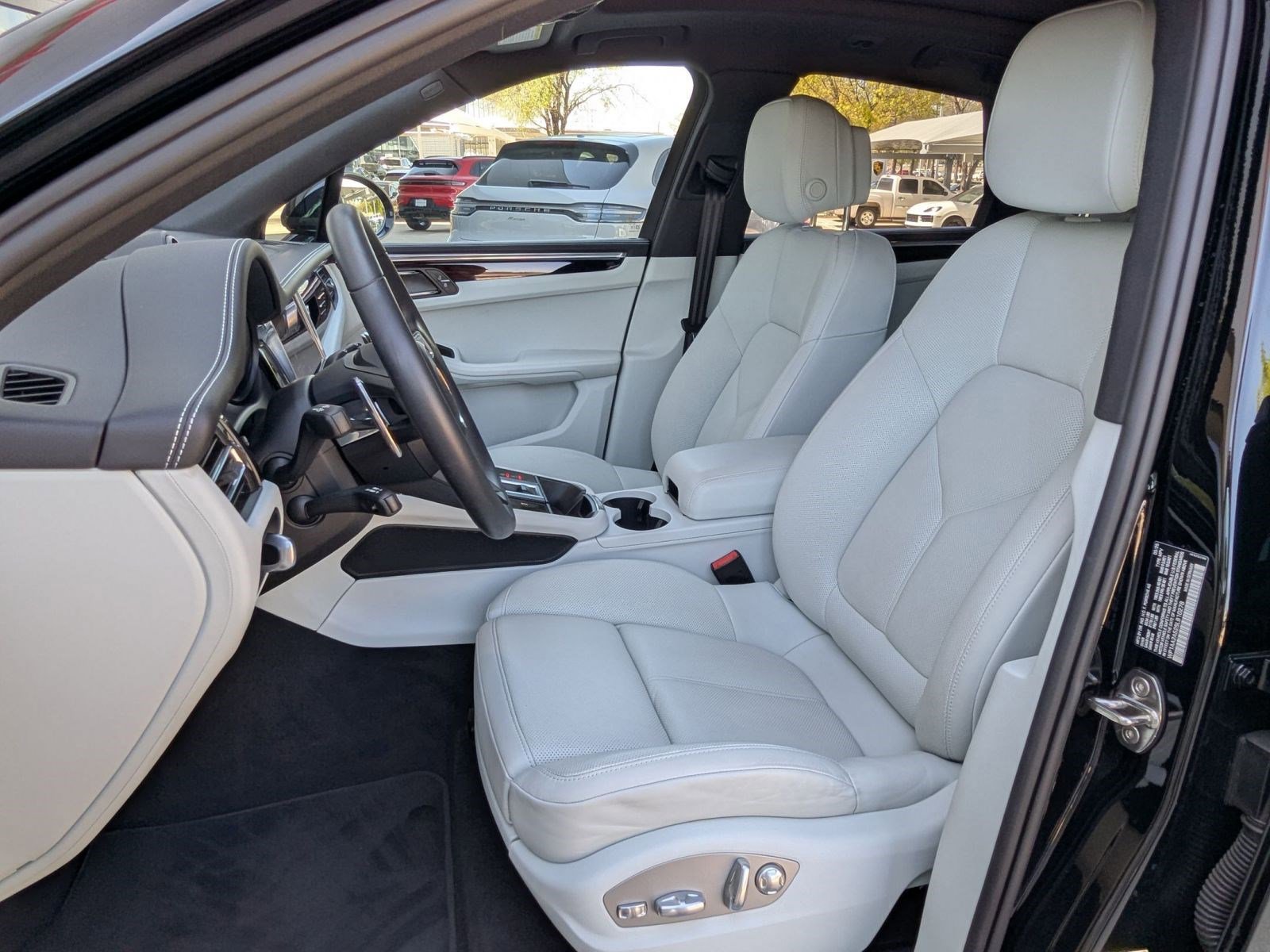 Certified 2025 Porsche Macan image 5