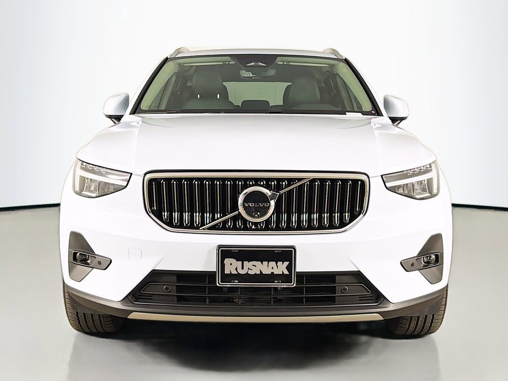 Used 2025 Volvo XC40 B5 Plus AWD/4WD image 2