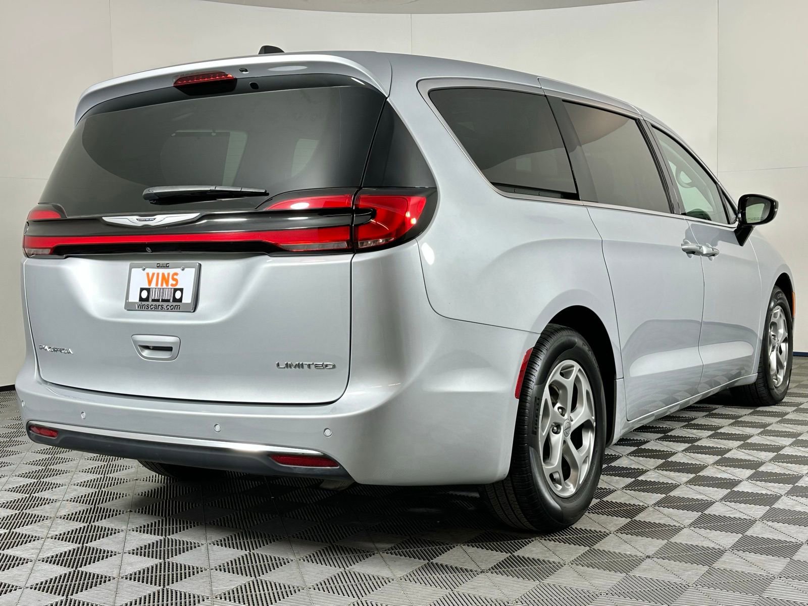 Used 2024 Chrysler Pacifica Limited image 6