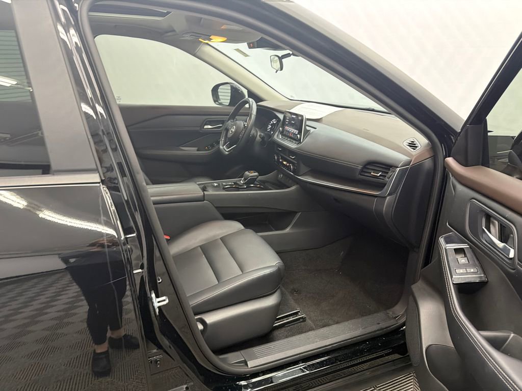 Used 2023 Nissan Rogue SV w/ SV Premium B Package image 14