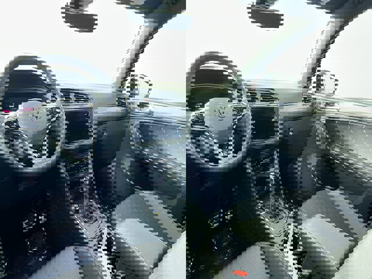 Used 2022 Volkswagen Tiguan SE R-Line image 28