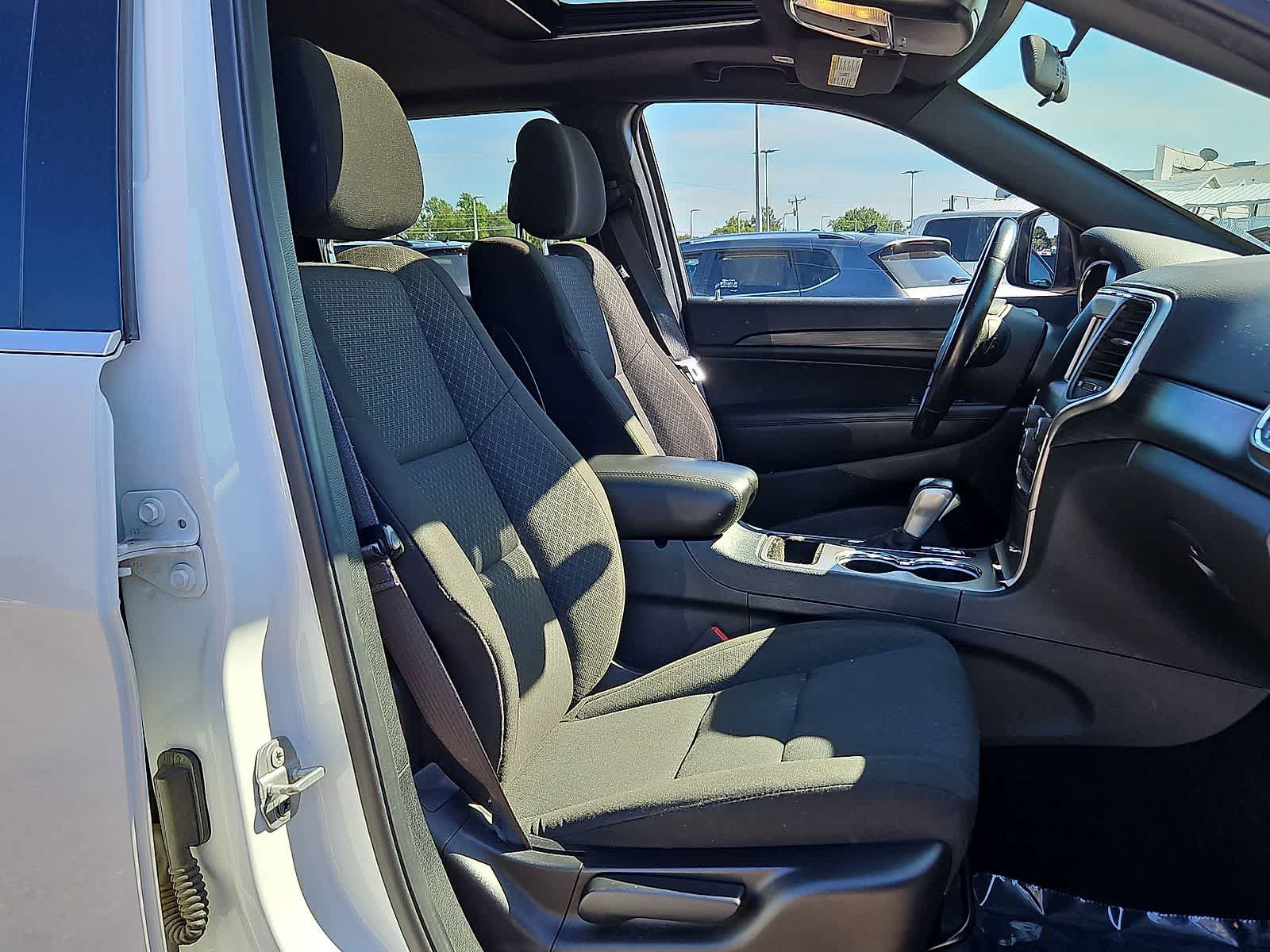 Used 2020 Jeep Grand Cherokee Laredo AWD/4WD image 34