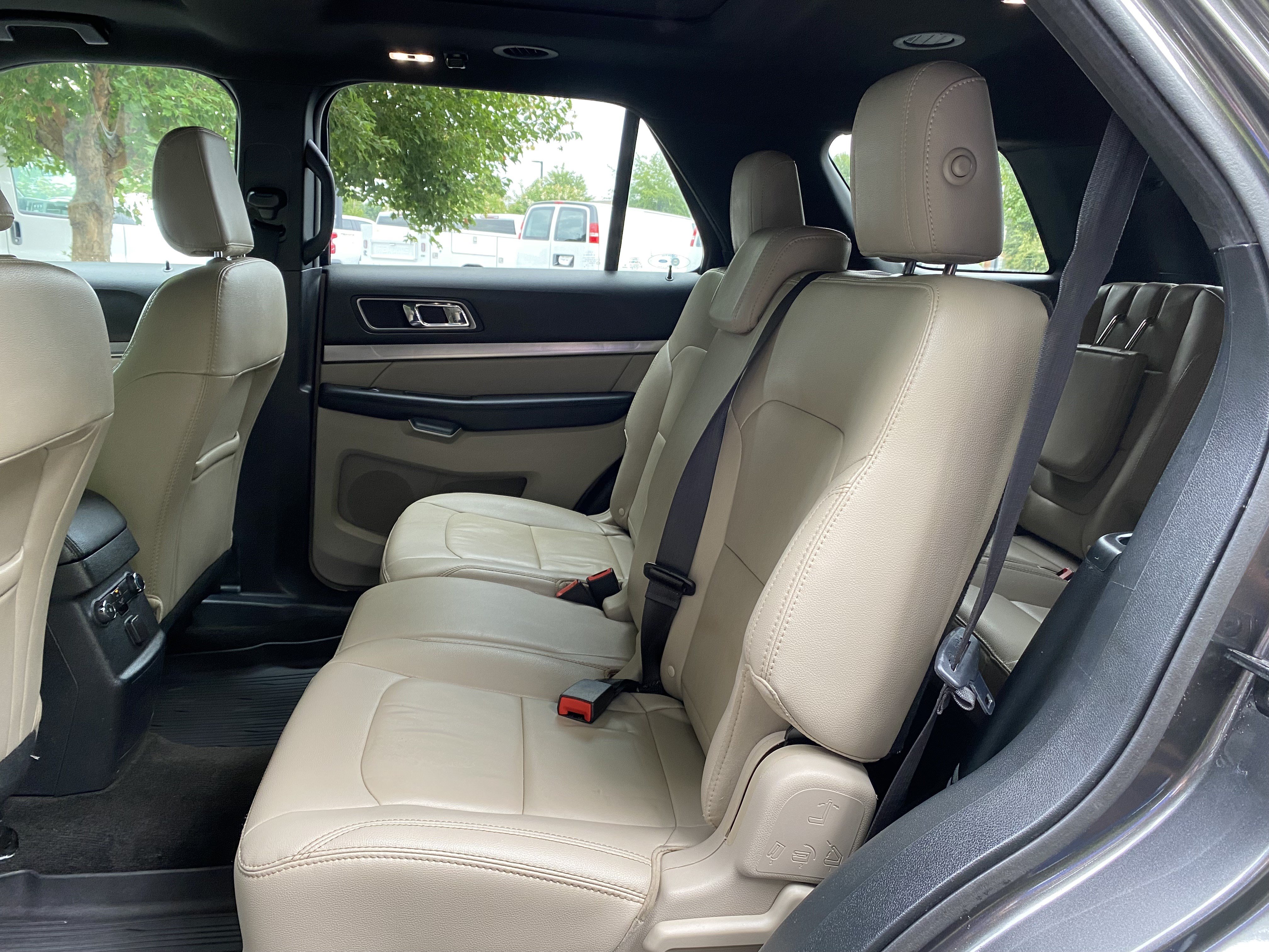 Used 2018 Ford Explorer XLT w/ Equipment Group 202A FWD image 36