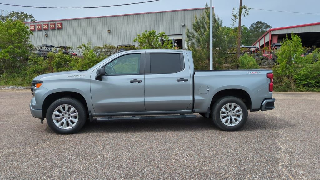 Used 2023 Chevrolet Silverado 1500 Custom image 8