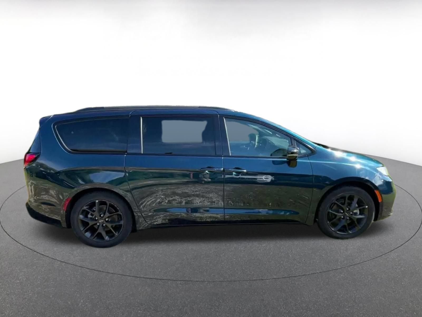 Used 2025 Chrysler Pacifica Limited FWD image 15