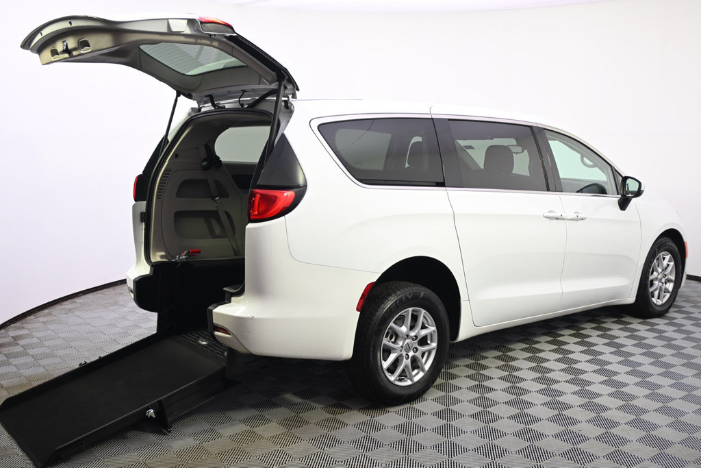 Used 2023 Chrysler Voyager LX FWD image 6