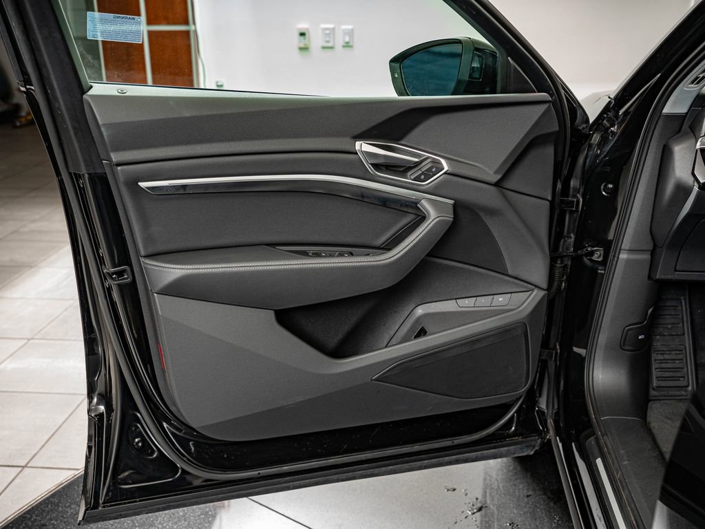 Used 2021 Audi e-tron Premium w/ Convenience Plus Package AWD/4WD image 18