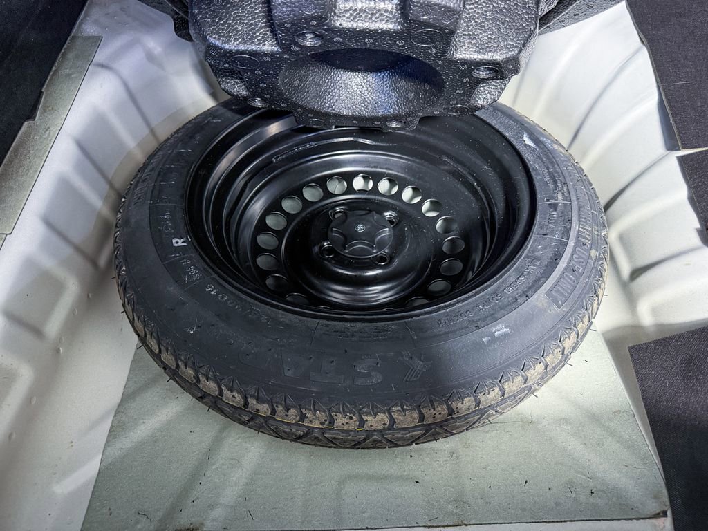 Used 2018 Nissan Kicks SR image 31