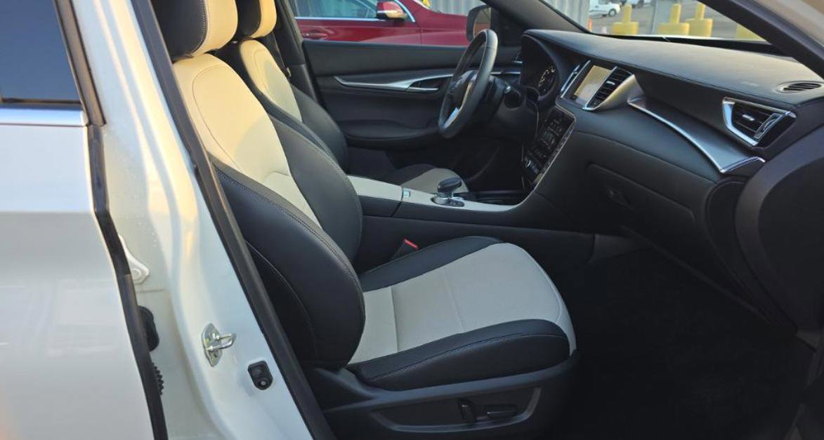 Used 2023 Nissan Pathfinder SL w/ Black Appearance Package image 11