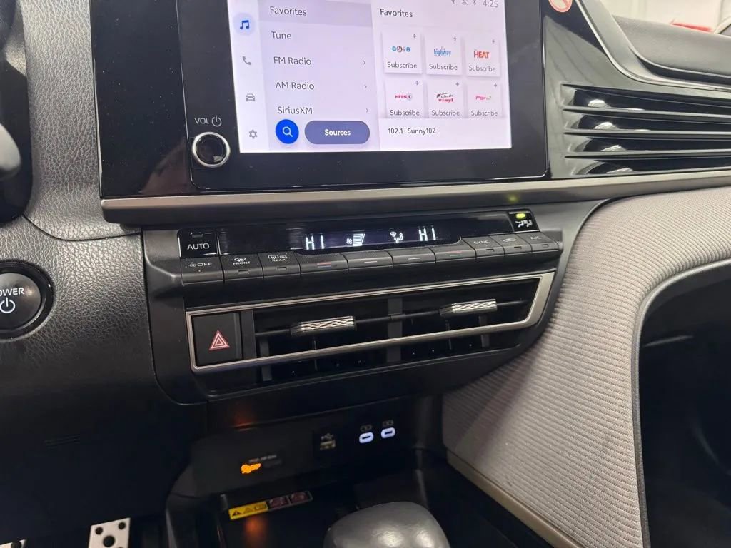 Used 2025 Toyota Camry SE image 10