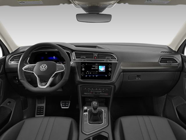 Used 2025 Volkswagen Tiguan SE R-Line image 3