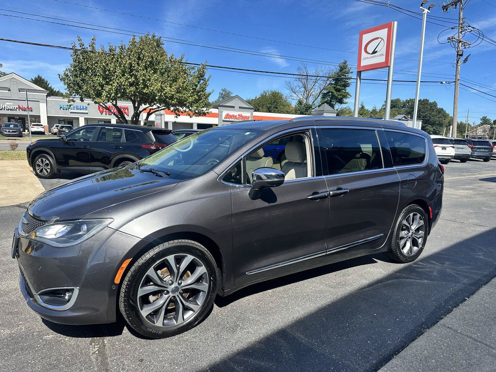 Used 2018 Chrysler Pacifica Limited w/ Tire & Wheel Group FWD image 8