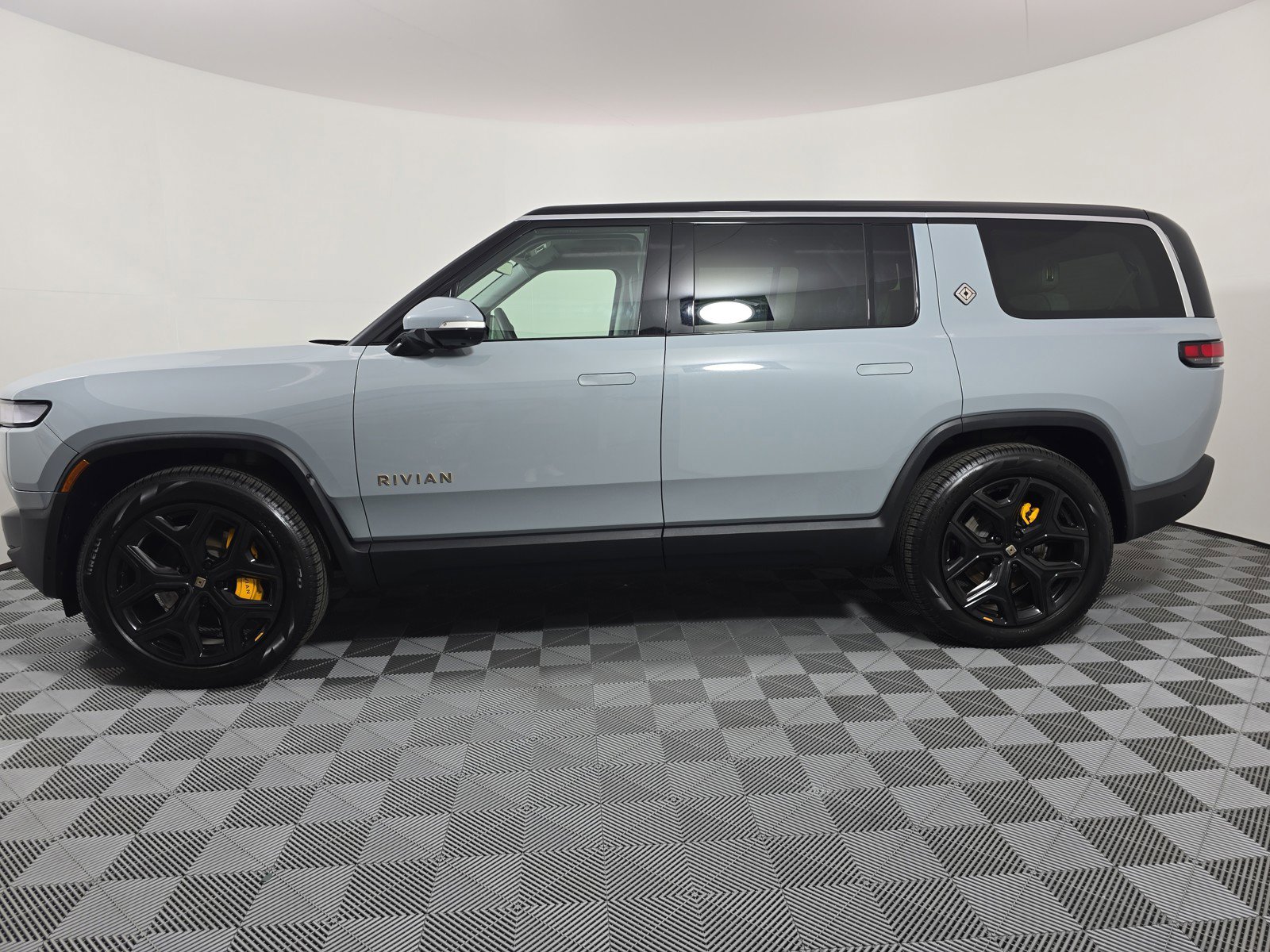Used 2024 Rivian R1S Adventure AWD/4WD image 2