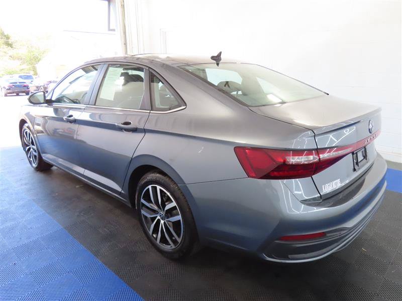 Used 2026 Volkswagen Jetta SE FWD image 10