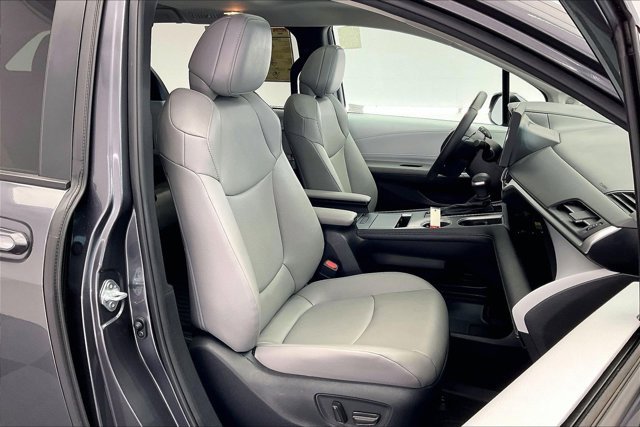 Used 2025 Toyota Sienna XLE image 6