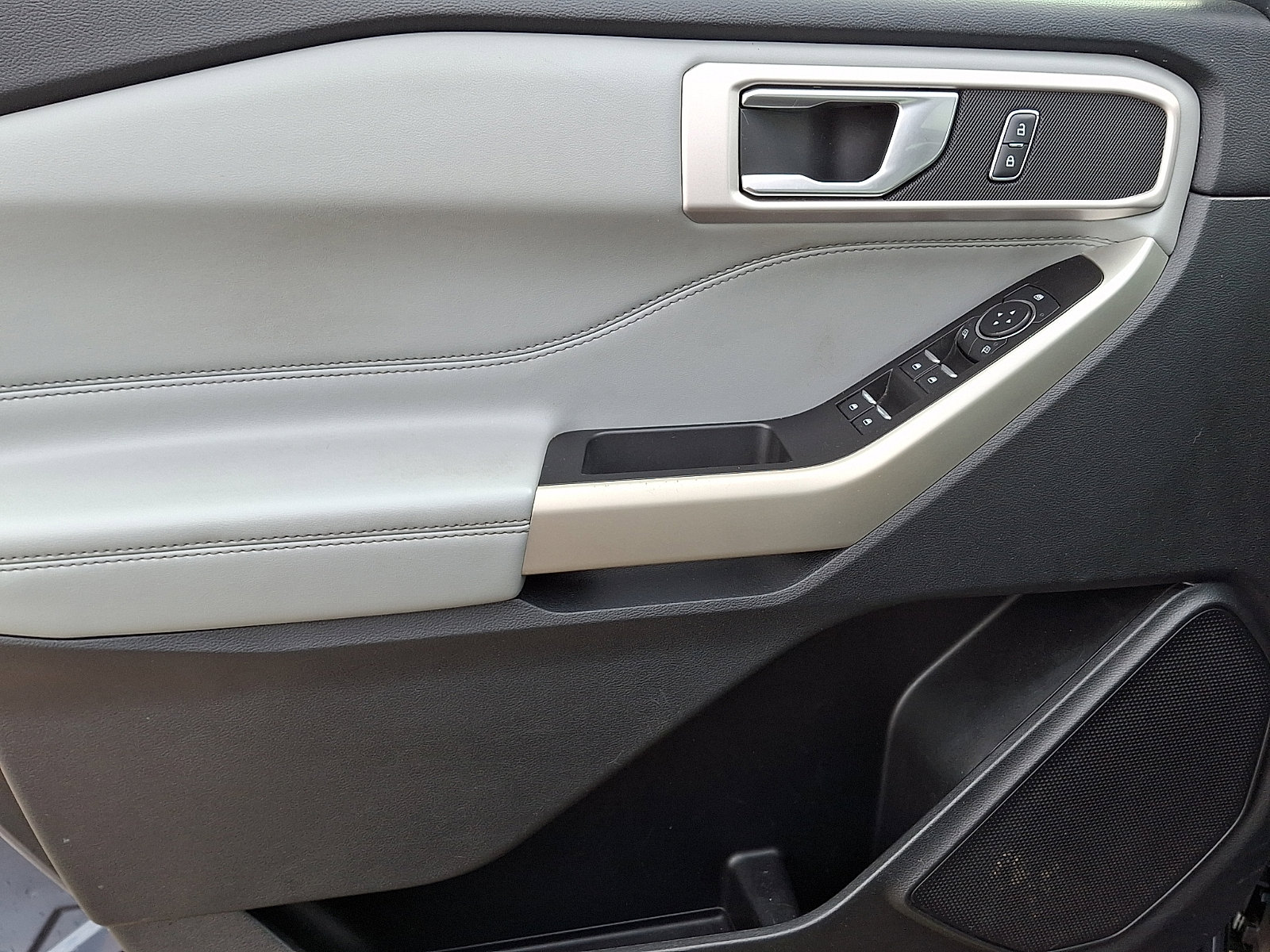 Used 2021 Ford Explorer XLT w/ Equipment Group 202A image 14