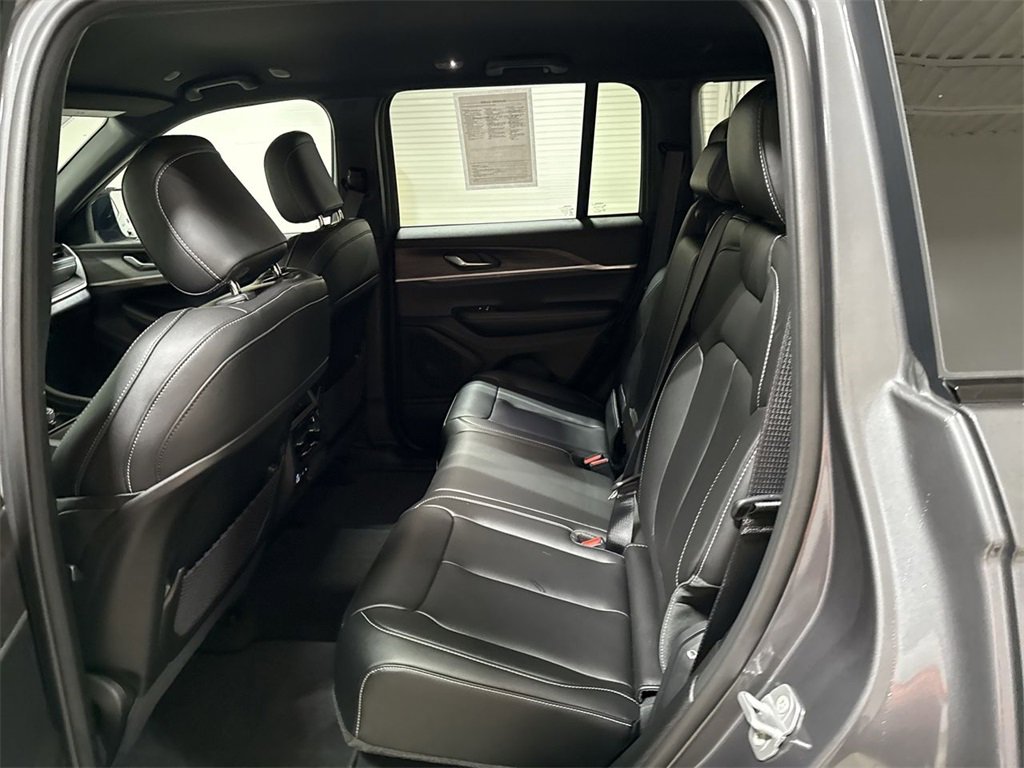 Used 2025 Jeep Grand Cherokee Limited image 23