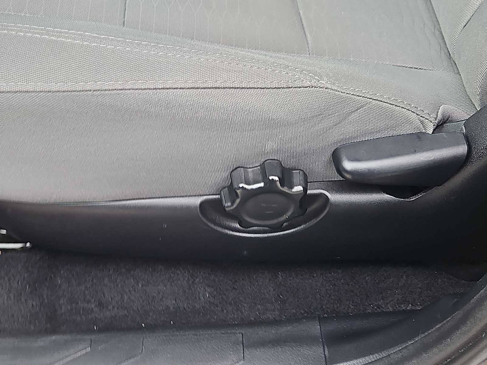 Used 2018 Toyota Tacoma SR5 AWD/4WD image 17