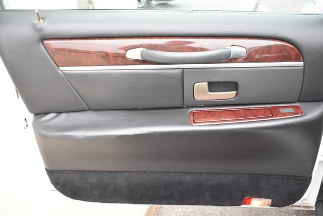 Used 2008 Lincoln Town Car Executive RWD image 29