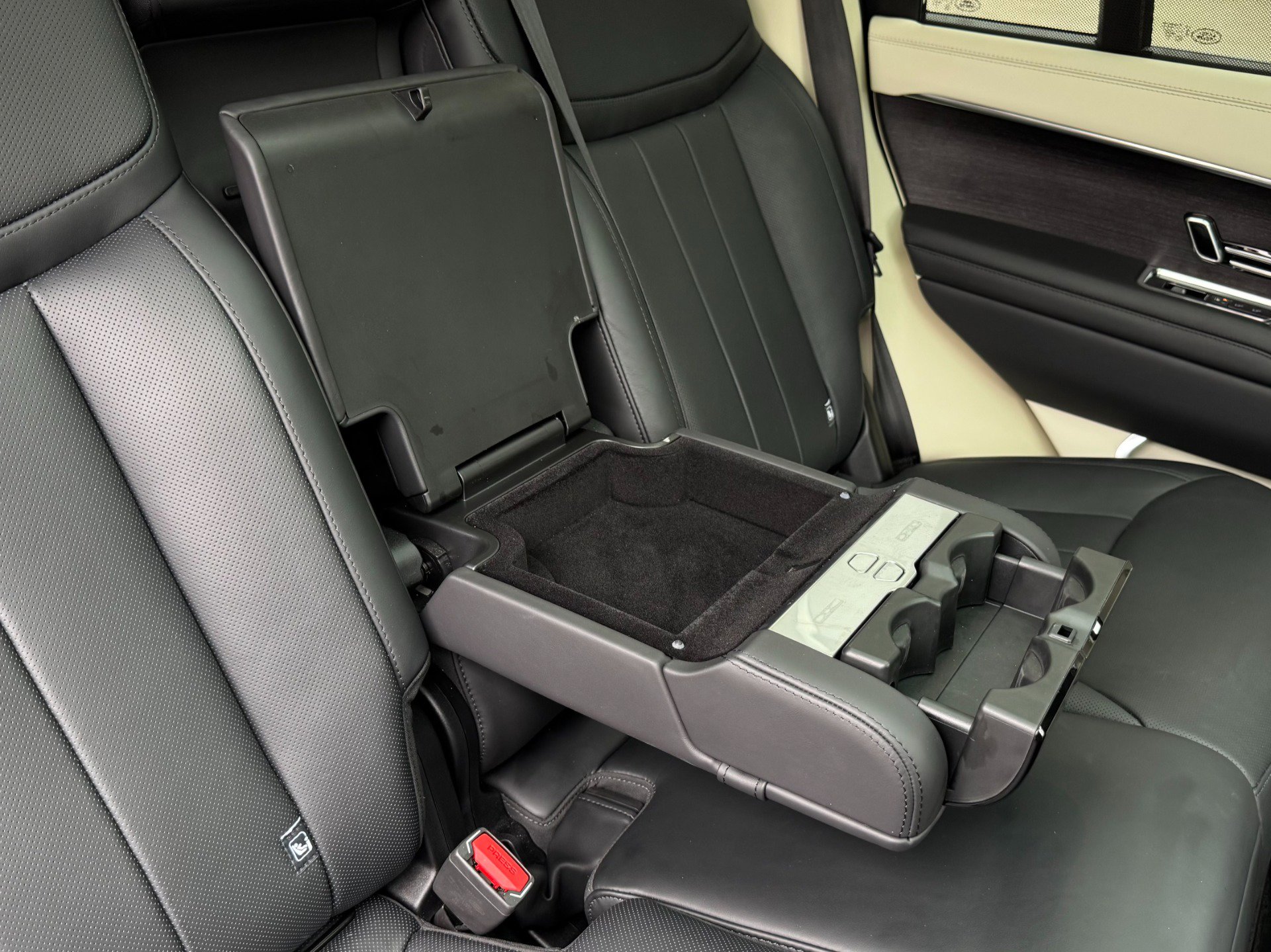 Used 2024 Land Rover Range Rover SE image 38