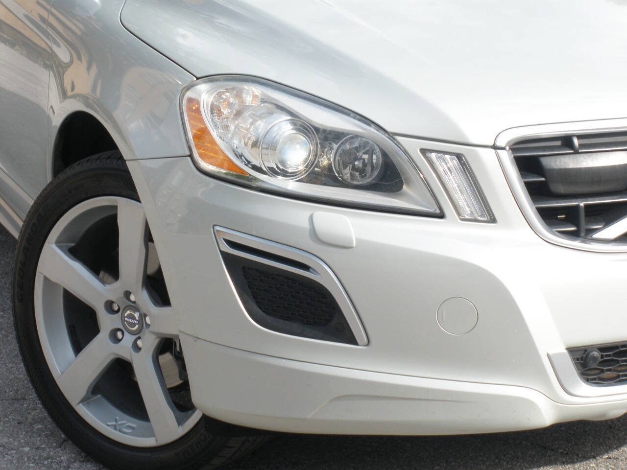 Used 2011 Volvo XC60 T6 R-Design w/ Convenience Pkg AWD/4WD image 3