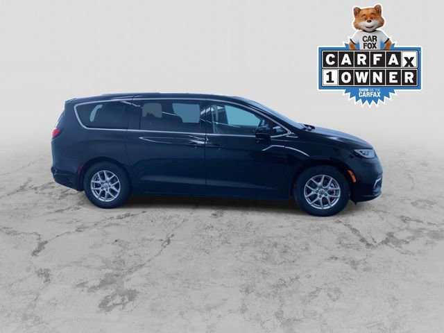 Used 2024 Chrysler Pacifica Touring-L image 2
