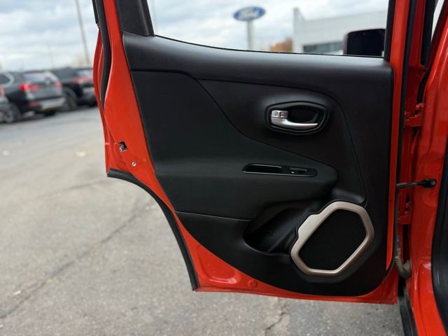 Used 2017 Jeep Renegade Latitude w/ Popular Equipment Group image 15