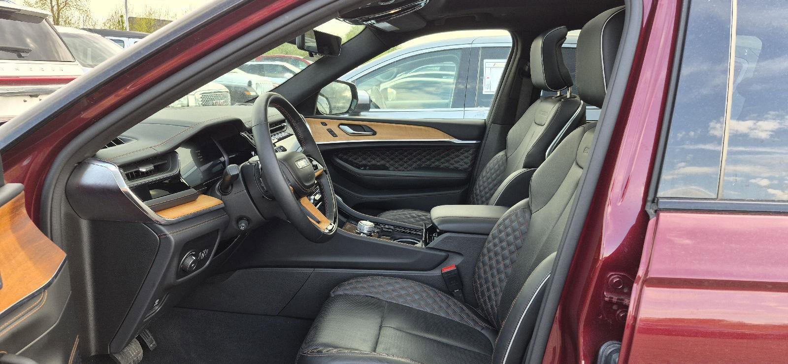Used 2023 Jeep Grand Cherokee L Summit AWD/4WD image 6