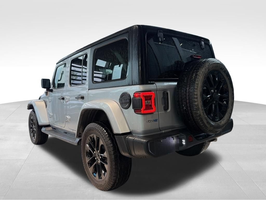 Used 2022 Jeep Wrangler Unlimited Sahara w/ Cold Weather Group AWD/4WD image 14