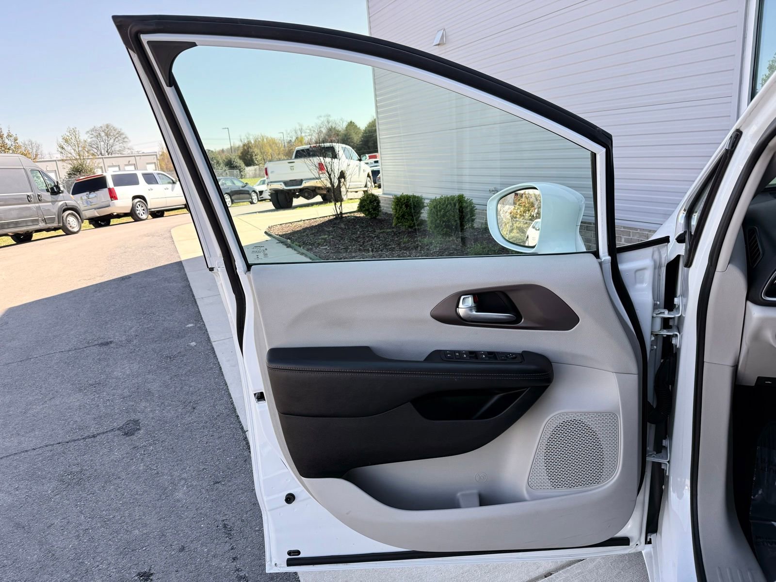 Used 2018 Chrysler Pacifica Touring-L image 13