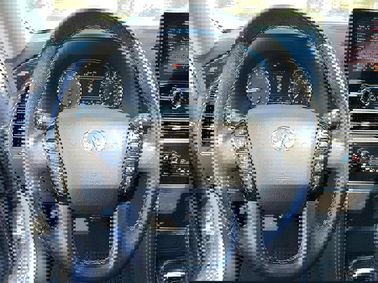 Used 2022 INFINITI QX80 Luxe w/ All-Season Package image 16