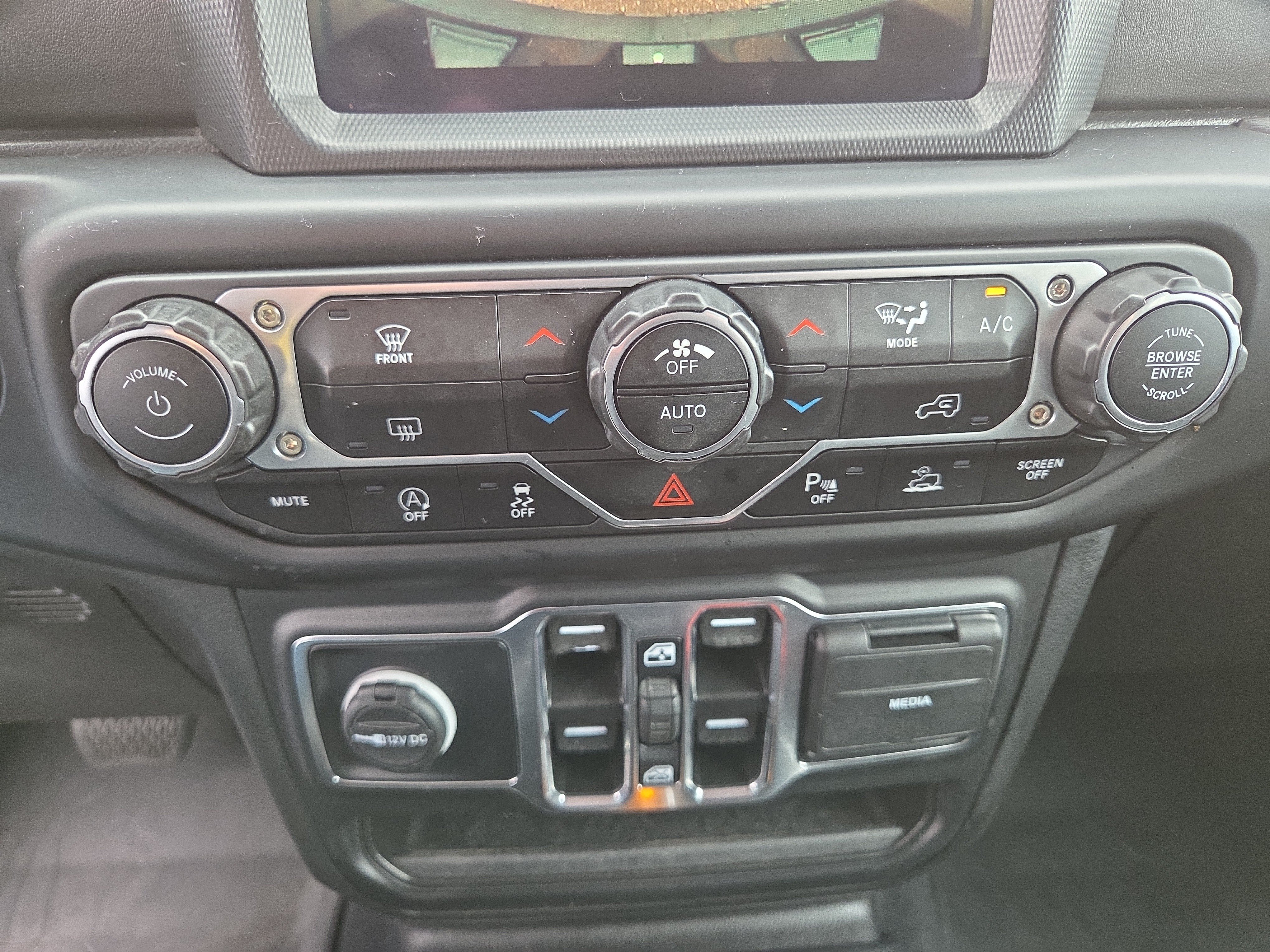 Used 2022 Jeep Wrangler Unlimited Sahara AWD/4WD image 24