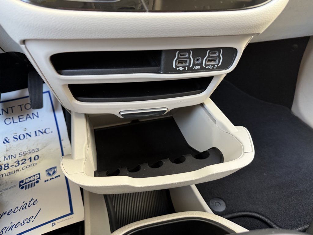 Used 2024 Chrysler Pacifica Touring-L FWD image 31
