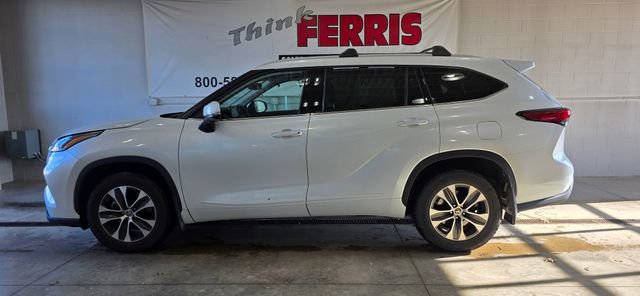 Used 2022 Toyota Highlander XLE image 2