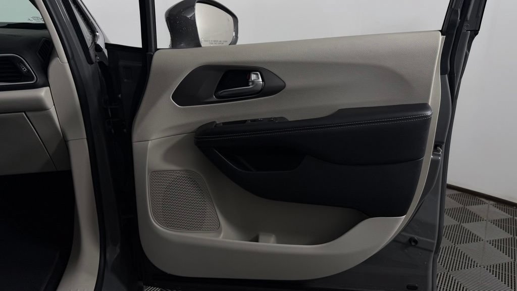 Used 2022 Chrysler Pacifica Touring-L FWD image 31