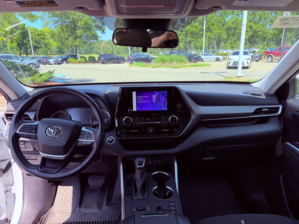 Used 2023 Toyota Highlander LE FWD image 8