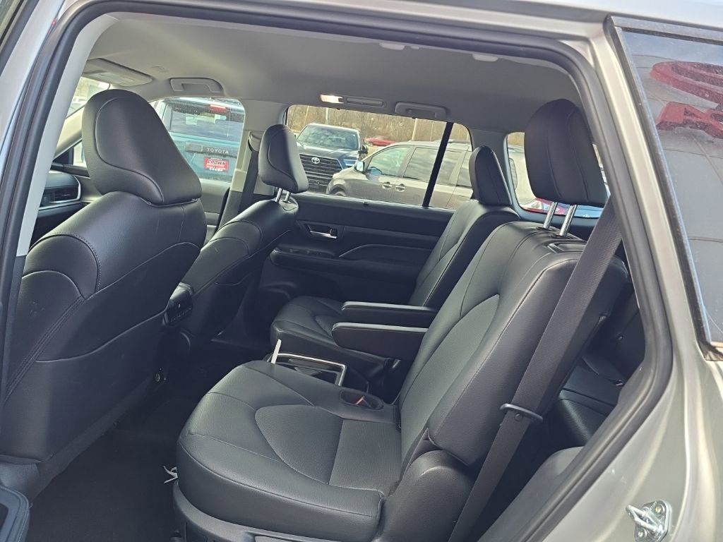 Used 2025 Toyota Grand Highlander AWD image 12