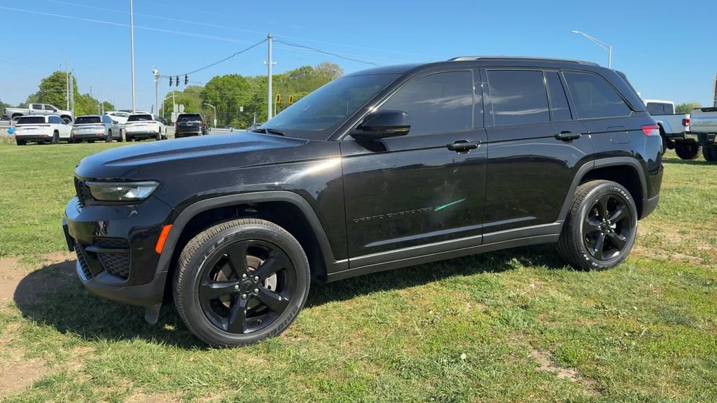 Used 2023 Jeep Grand Cherokee Altitude image 2