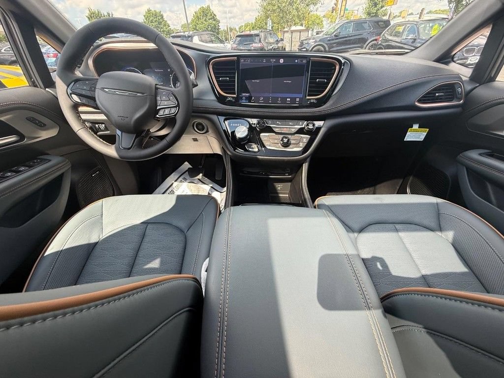 New 2027 Chrysler Pacifica Pinnacle w/ Theater Group AWD/4WD image 11
