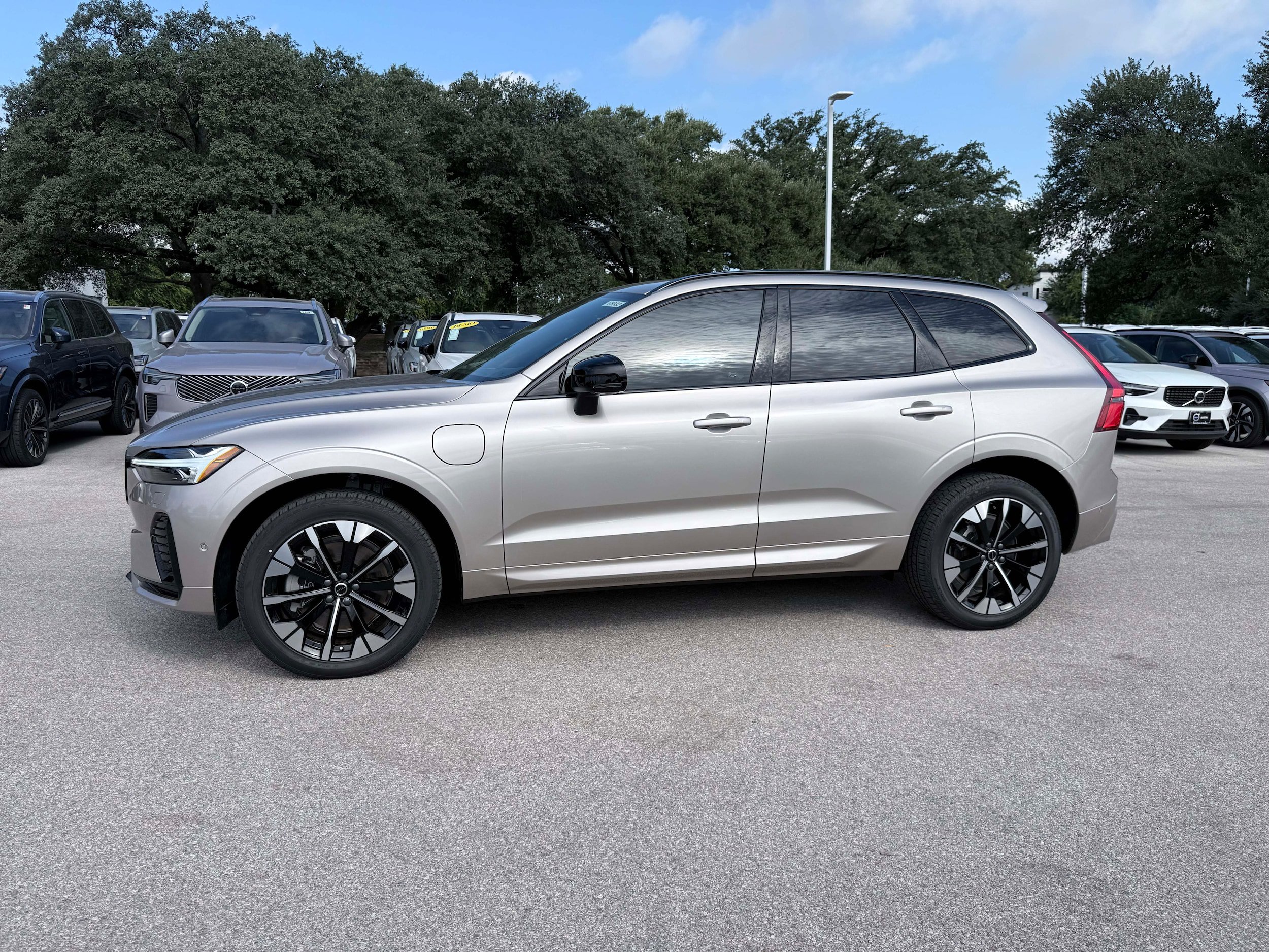 New 2026 Volvo XC60 T8 Plus w/ Protection Package Premier AWD/4WD image 3