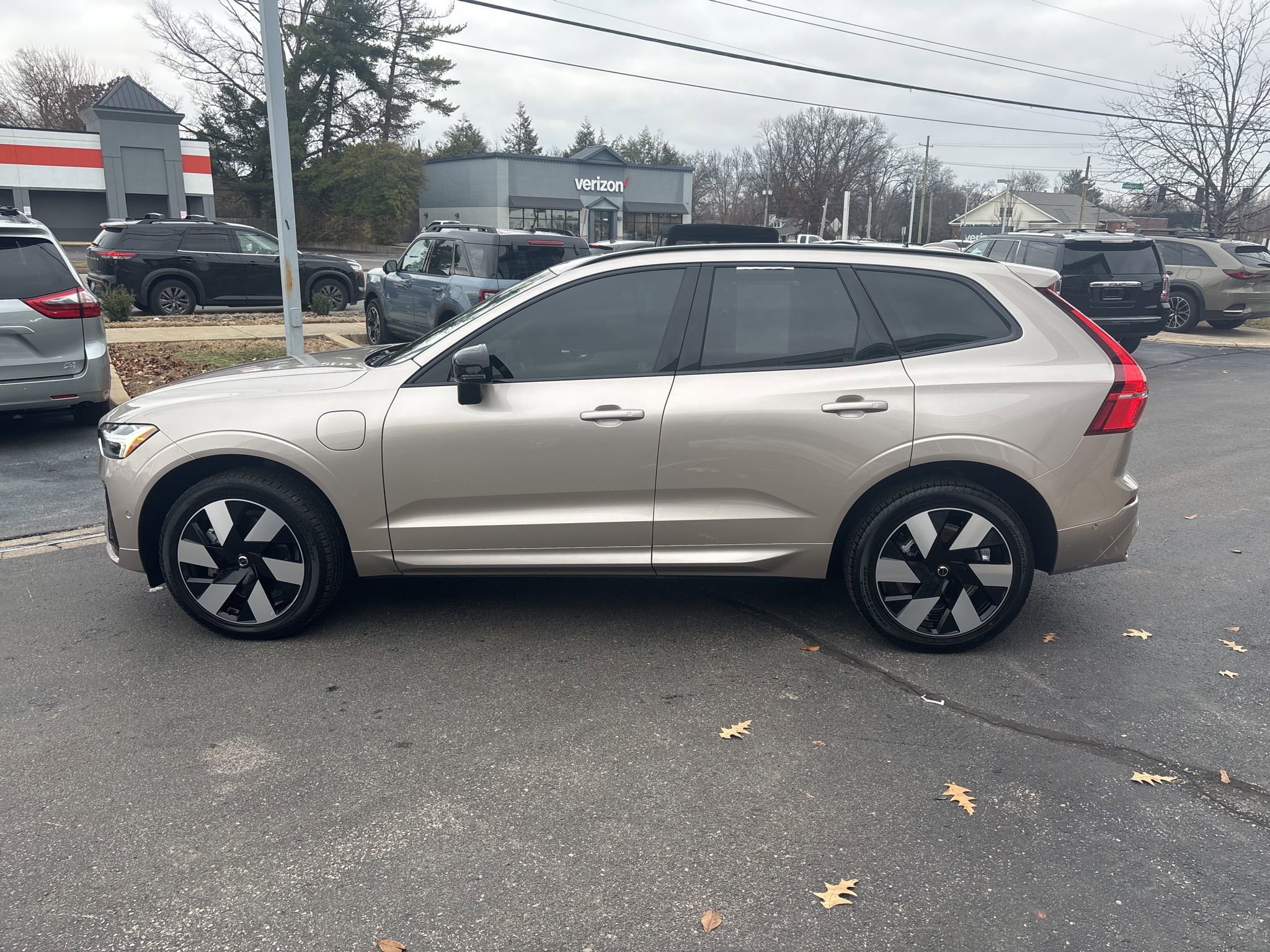Used 2025 Volvo XC60 T8 Plus w/ Protection Package Premier image 11