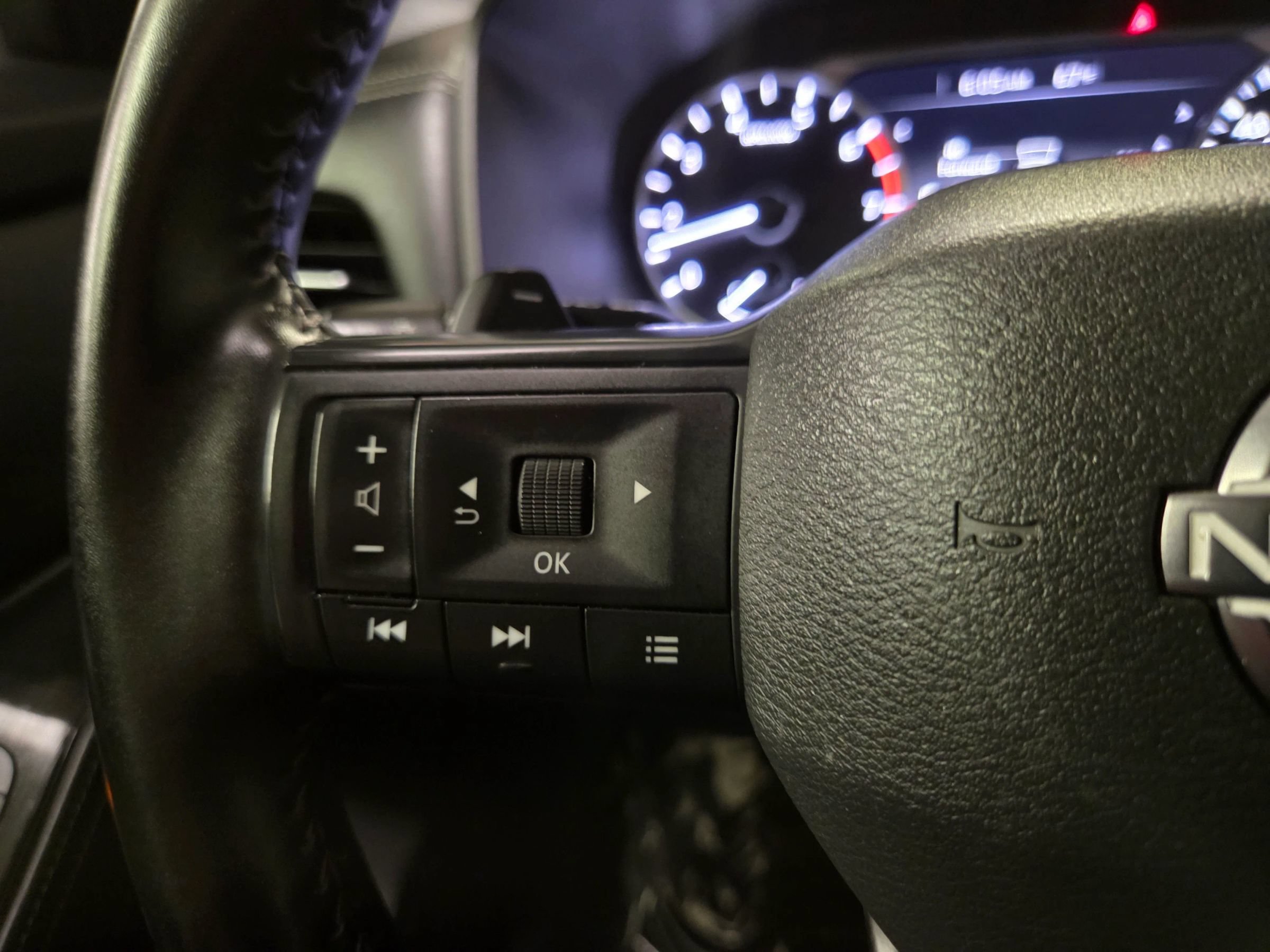 Used 2025 Nissan Rogue SV FWD image 21